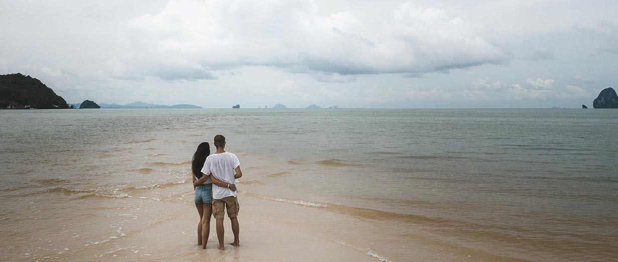 Couple heureux sur une plage thaïlandaise